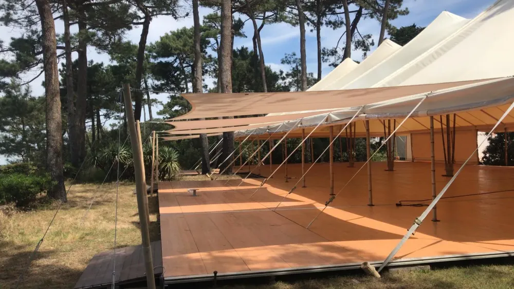 Terrasse bâche près de Saint-Laurent-Médoc