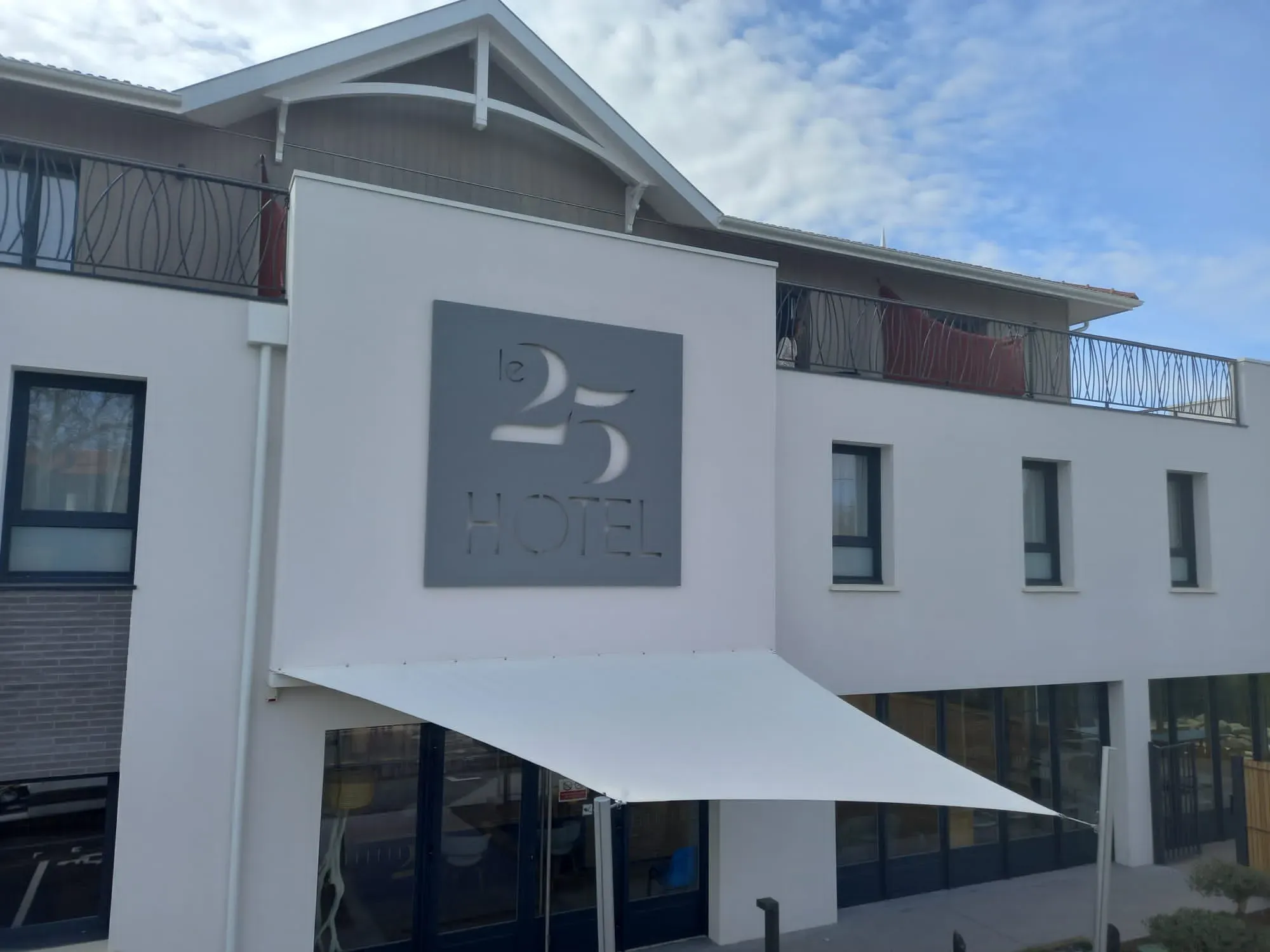 Voile d'ombrage sur poteaux et platines murales