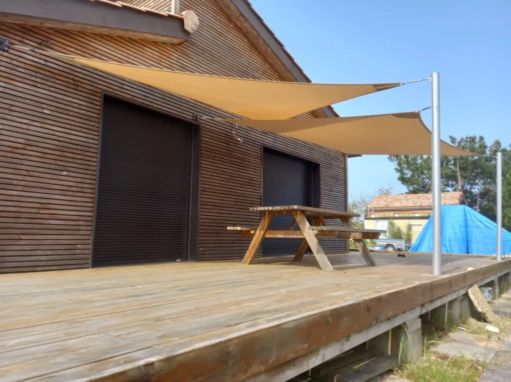 Voile d'ombrage près de Saint-Laurent-Médoc