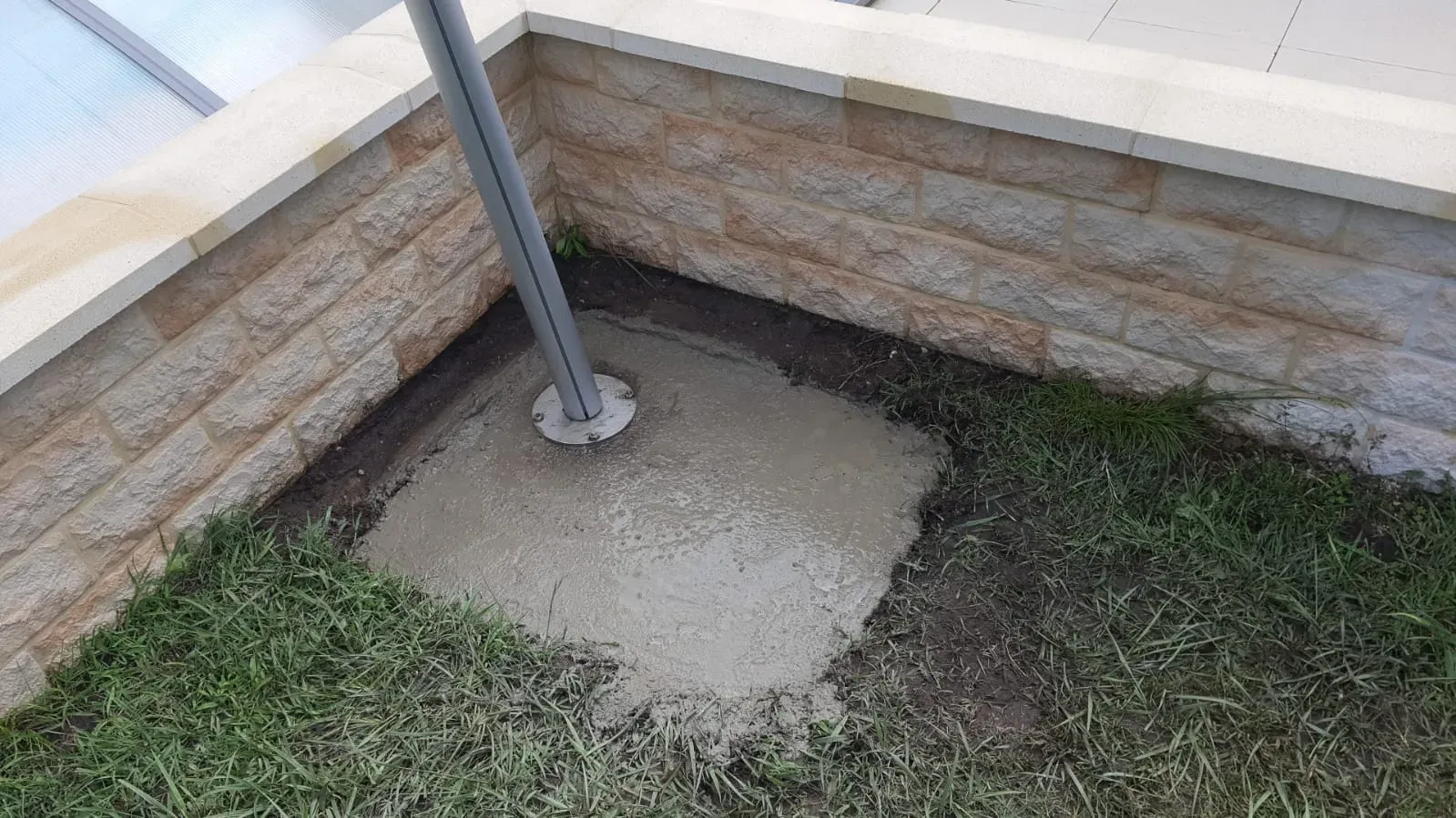 Voile d'ombrage sur un poteau