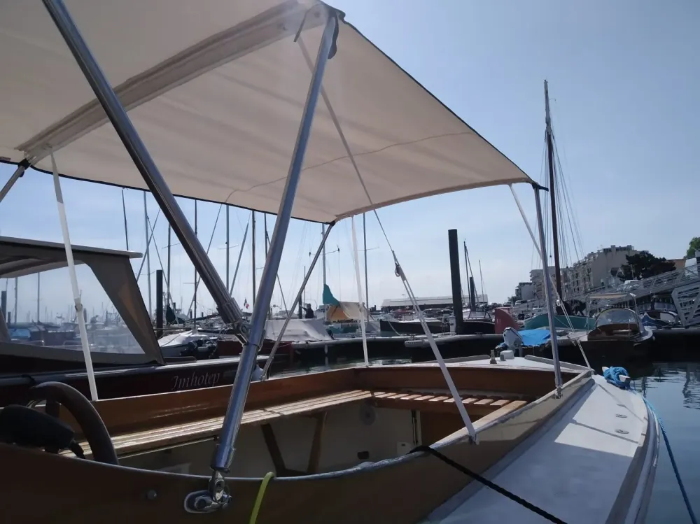 Nettoyage des voiles de bateaux près de Saint-Laurent-Médoc